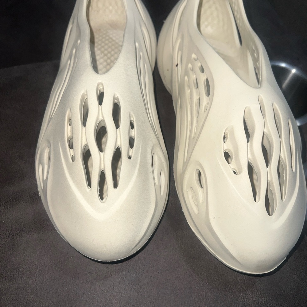 Mens Cream Yezzy foams size 8